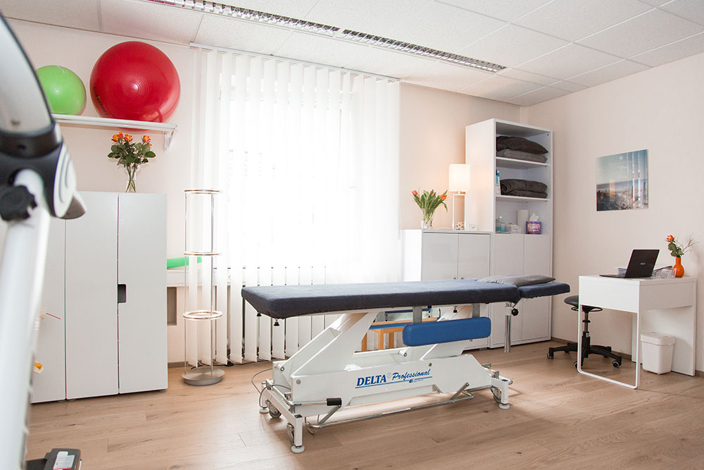 Physiotherapie-Behandlungsraum von Physiotherapeutin Angela Maier in der Physiopraxis in Salzburg